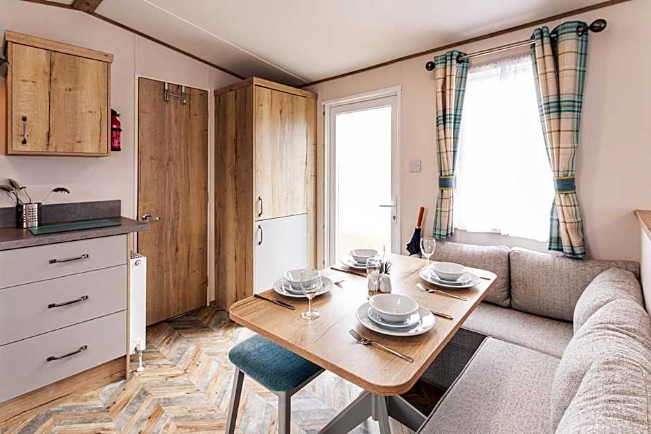 Squirrel Lodge with Hot Tub