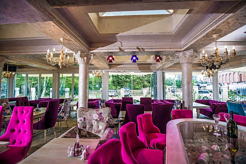 Avenue Deluxe Hotel