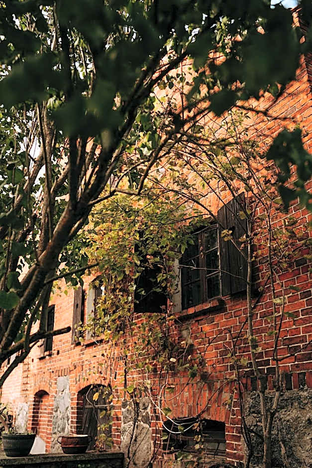 Apartament w Zabytkowej Stajni nad Jeziorem z Dostepem do Parku i Sasiedztwem XIX wiecznego Dworku Modrzewiowego