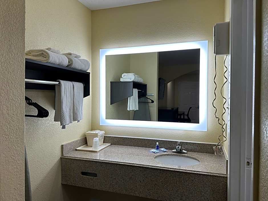 Rodeway Inn & Suites Hwy 290 Nw