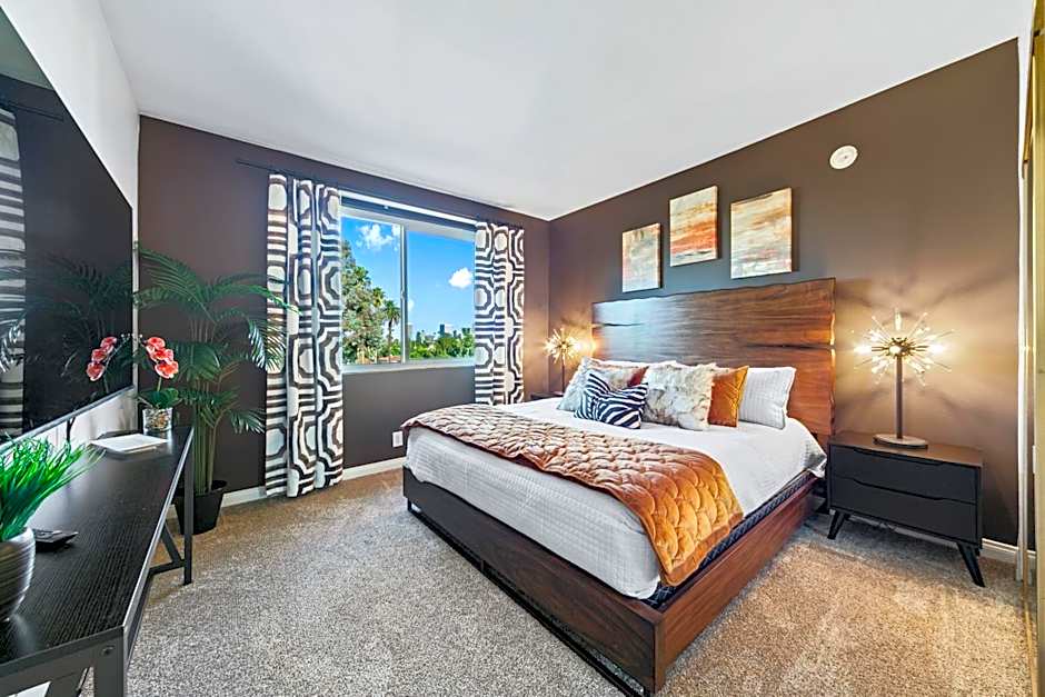 Beverly Hills 2 bed 2 bath Penthouse with Den and Parking 414