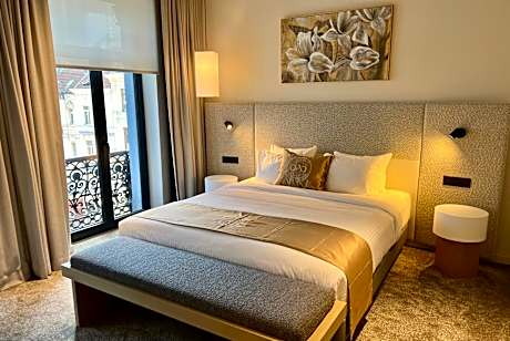 King Room with Roll-In Shower - Disability Access