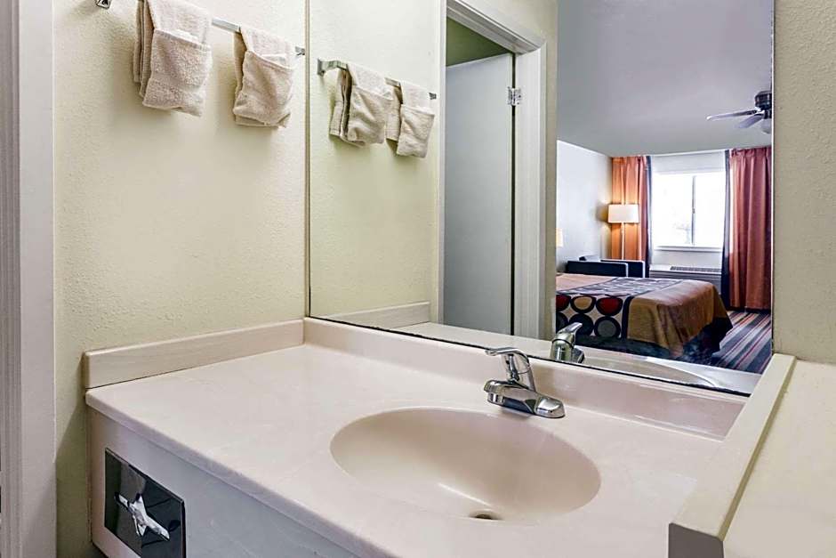 Super 8 by Wyndham Brookhaven