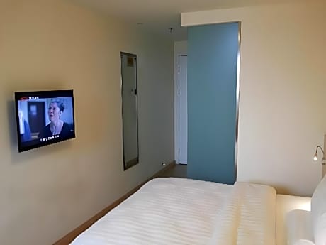 Business Queen Room