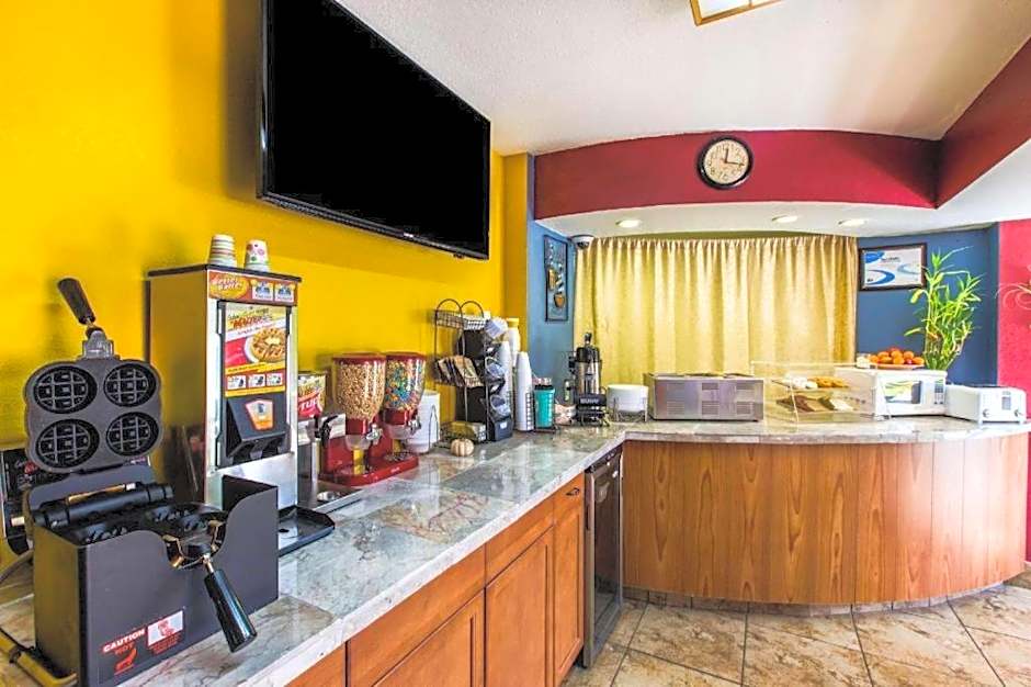 Econo Lodge Inn & Suites Macon North