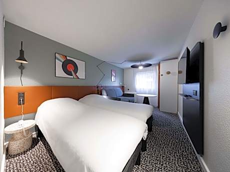 Standard Room With Three Single Beds