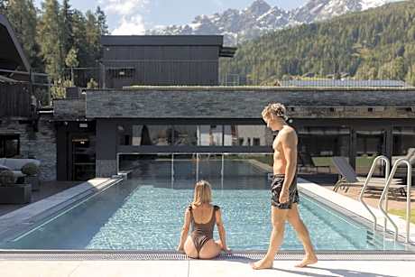 Aparthotel Familiaris - Family Apartments - Pools & Spa in Dolomites