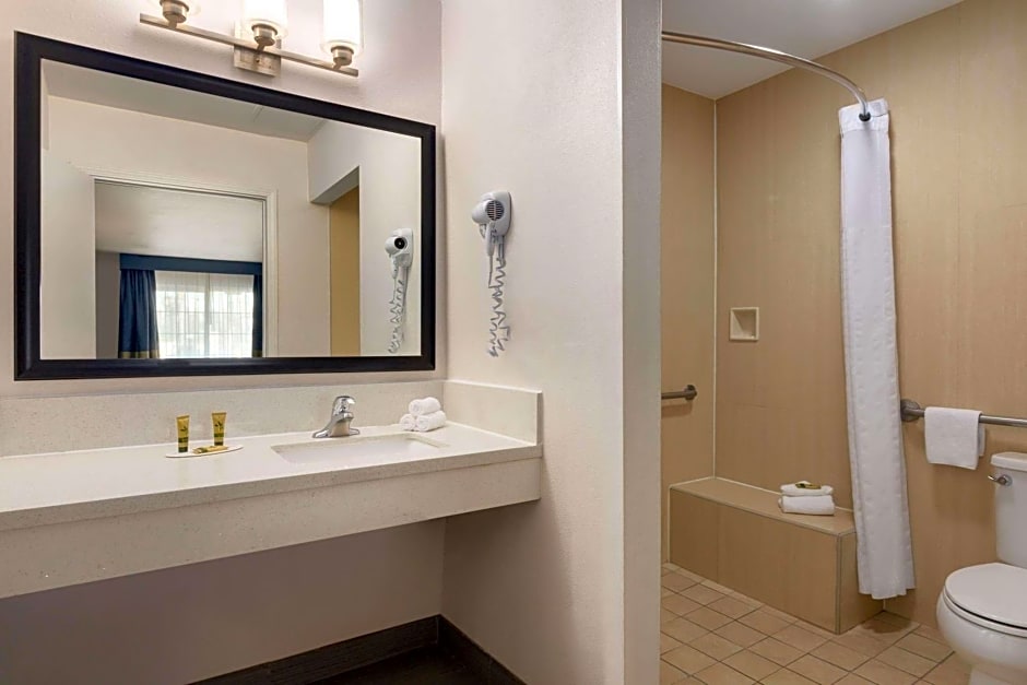 Days Inn & Suites by Wyndham Anaheim At Disneyland Park