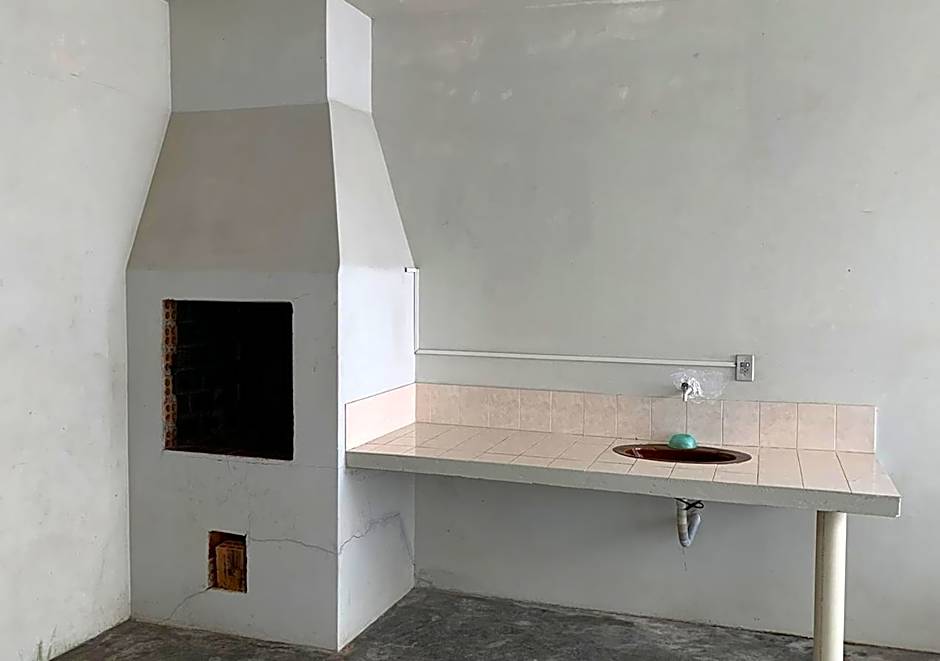 Casa de praia com boa ventilação garagem coberta para 3 carros 50m da praia