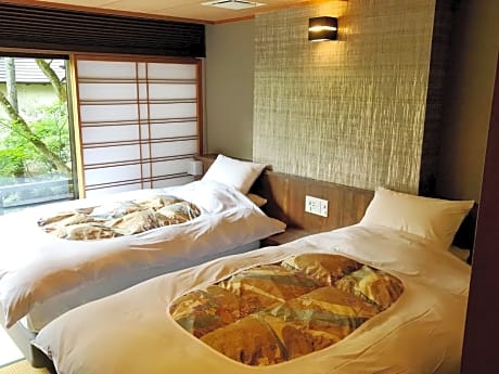 Deluxe Twin Room with Private Bathroom