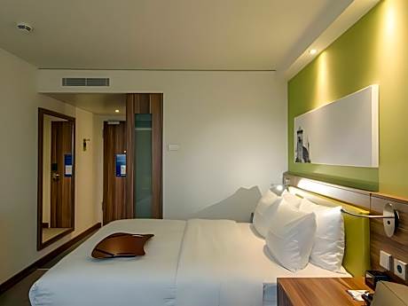 Queen Accessible Room Non-Smoking