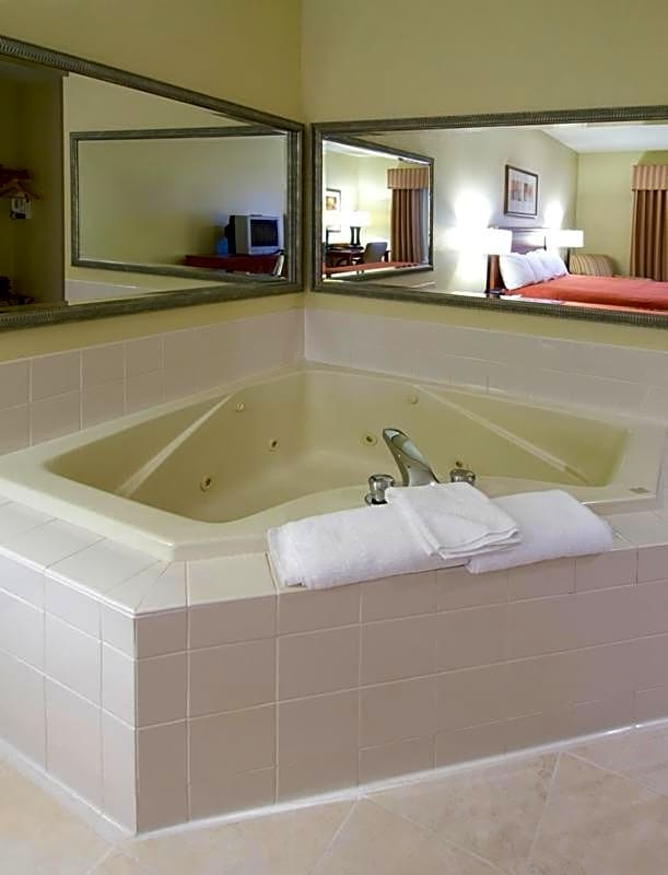Country Inn & Suites by Radisson, Decatur, IL