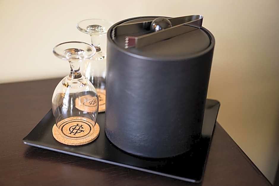 The Mount Vernon Grand Hotel