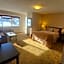 Shoreside Inn & Suites