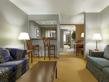 Queen Suite - Non-Smoking