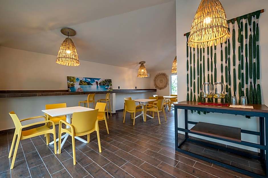 Casa Aakal Lagoon Front