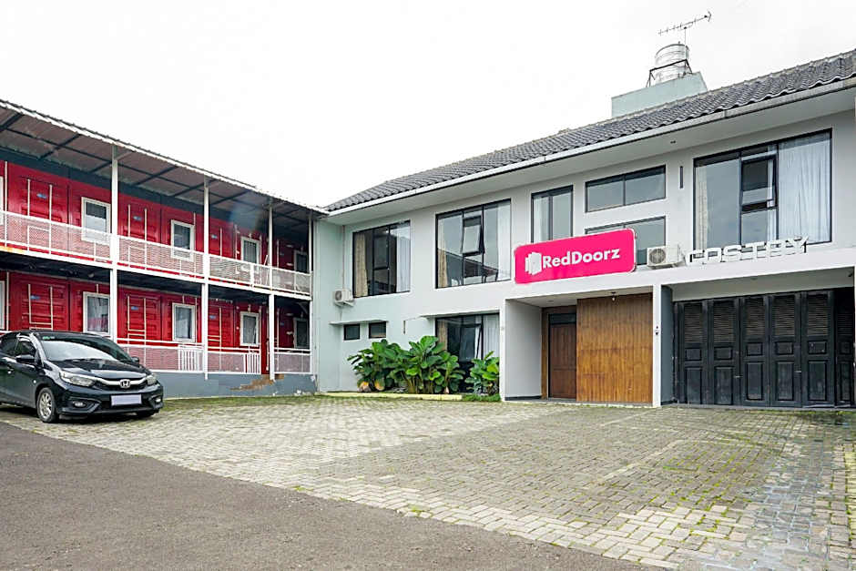 RedDoorz Plus near Lembang Park & Zoo