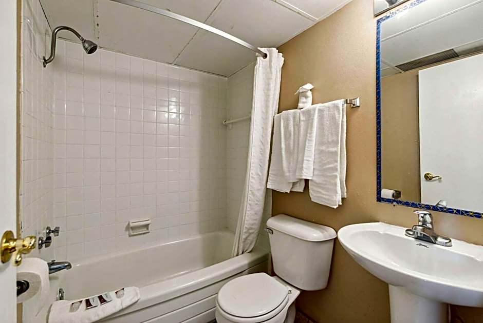 Super 8 by Wyndham Millbury/Toledo