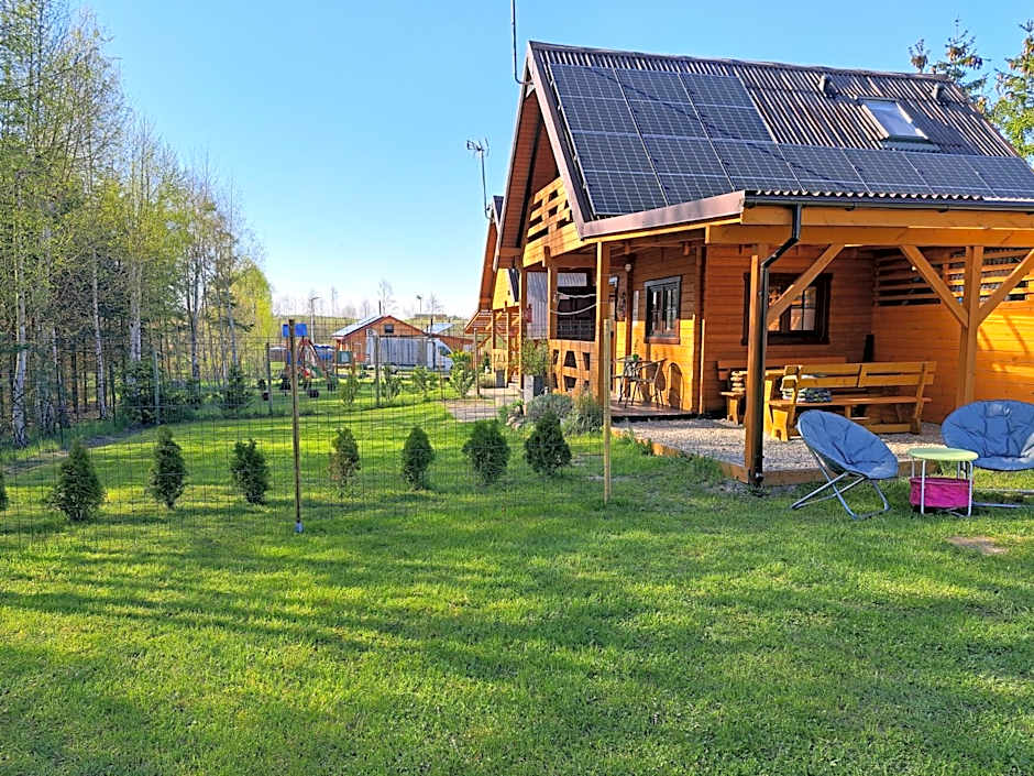 Domki Borowiackie nad brzegiem jeziora