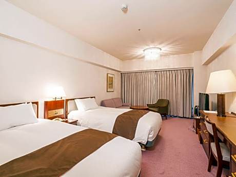 Twin Room with Ski Run View - Mirror - Non-Smoking Wing 6
