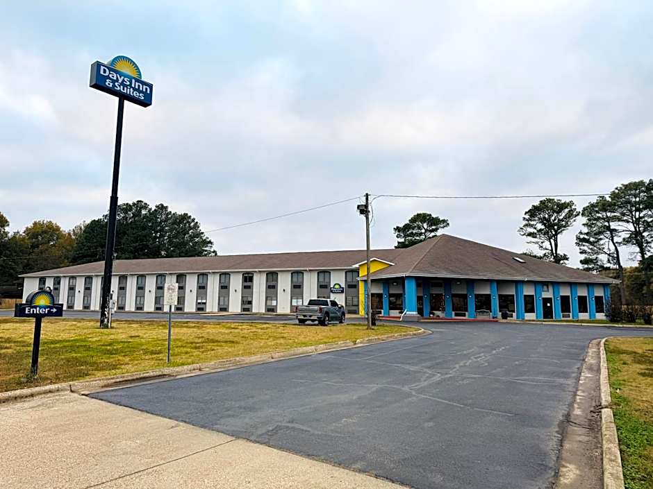 Days Inn & Suites by Wyndham Brinkley