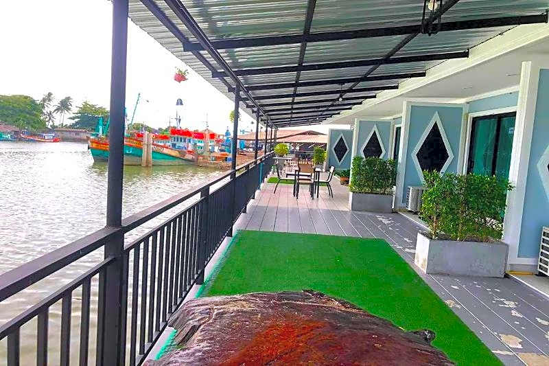 Chaiyai River Front Hotel