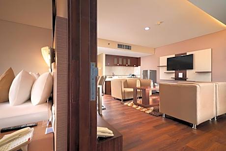 Executive King Suite with City View - Non-Smoking