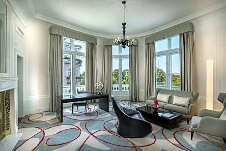 Deluxe Suite King, 1 Bedroom Suite, 1 King, Lake view