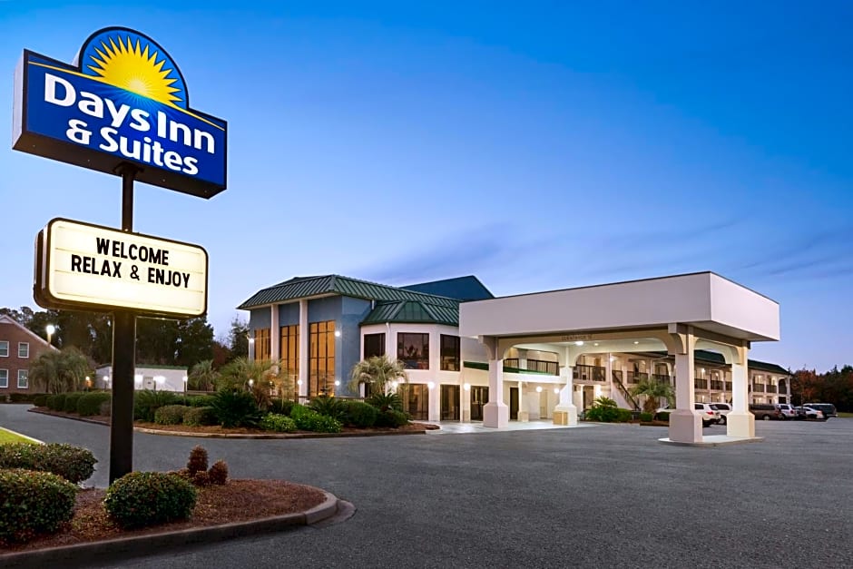 Days Inn & Suites by Wyndham Savannah Midtown