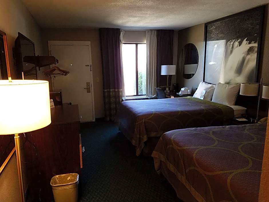 Super 8 by Wyndham Bentonville