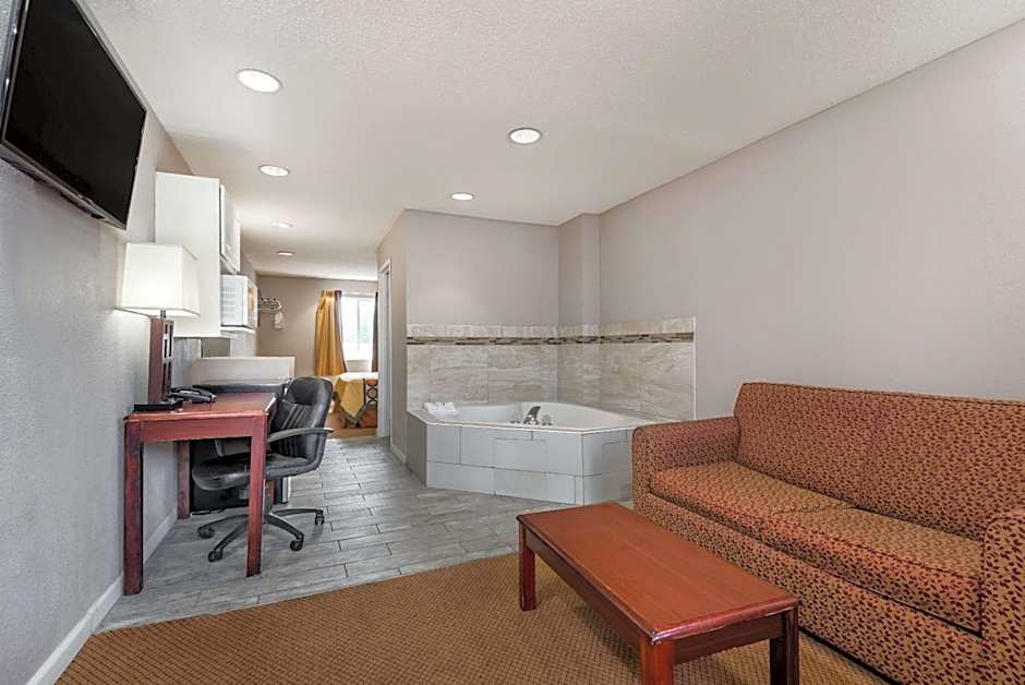 Super 8 by Wyndham Indianapolis/NE/Castleton Area