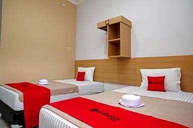 RedDoorz Syariah near Perempatan Kartasura