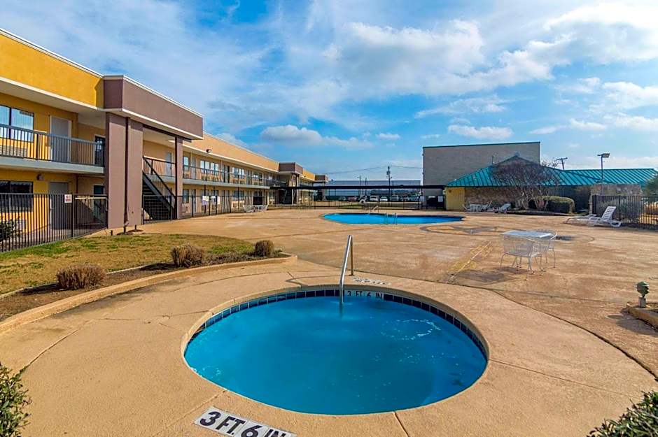 Rodeway Inn Arlington Entertainment District Area