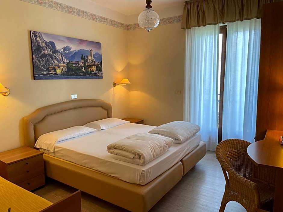 Foto 1 di 17 di 1 Double Bed or 2 Beds, Lake View