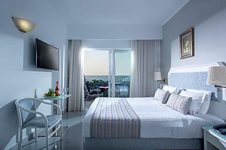 Superior Double Room with Sea View (2 Adults+1 Child)