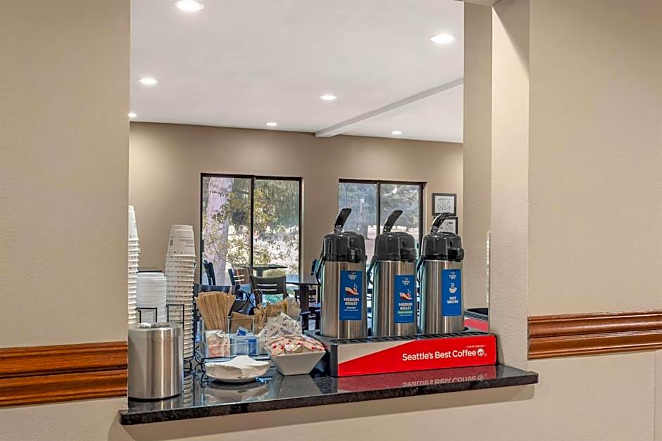 Best Western Plus Plaza By The Green