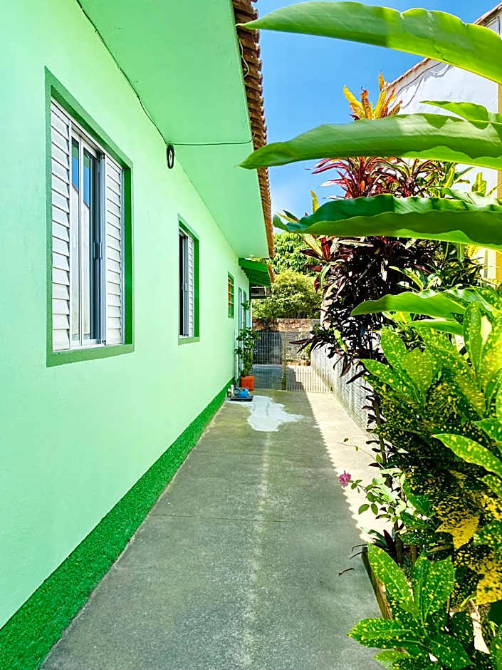 Ambiente ideal para famílias, casa conjulgada com Wi-Fi rápido, cozinha exclusiva e equipada, varanda com churrasqueira - A apenas 1 km da praia e 5 km da charmosa Praia da Vila