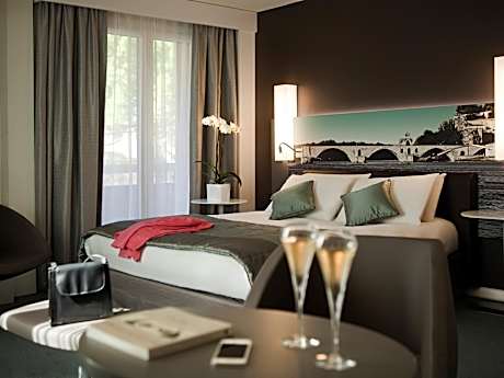 Suite - 1 bed measuring 63 x 79" (160 x 200cm) and 1 double sofa bed