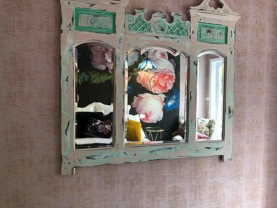 One Bedroom Cottage with Shared Pool