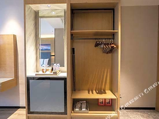 Yeste International Hotel (Helong Store)