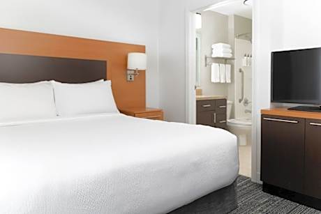 Studio Queen Suite - Mobility/Hearing Accessible with Tub