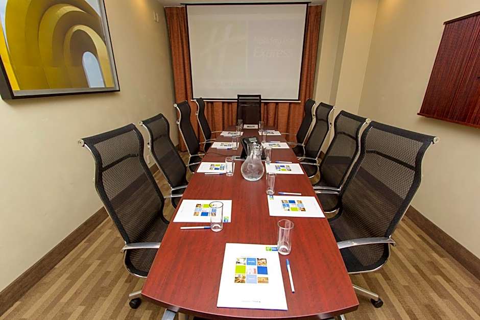 Holiday Inn Express & Suites Guadalajara Aeropuerto By IHG