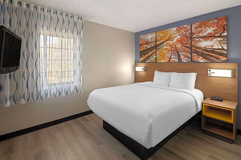 Days Inn & Suites by Wyndham Green Bay WI.