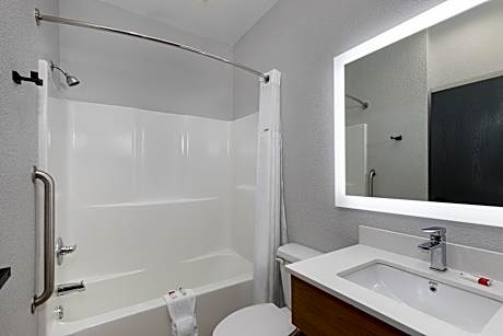 Queen Room with Mobility/Hearing Access - Non-Smoking