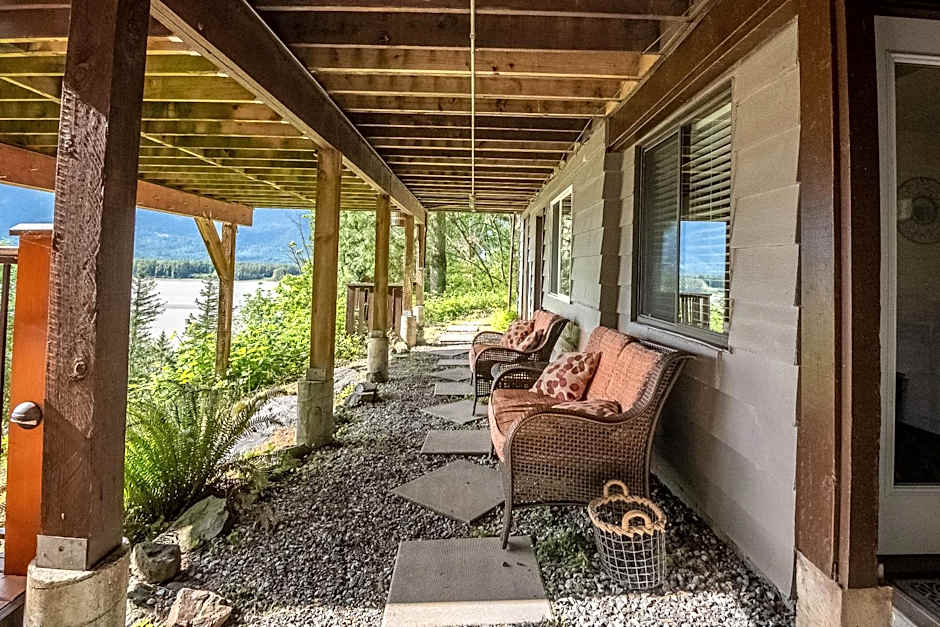 The Fraser River's Edge B&B Lodge
