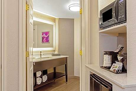 King Room with Bath Tub - Mobility Accessible/Non-Smoking