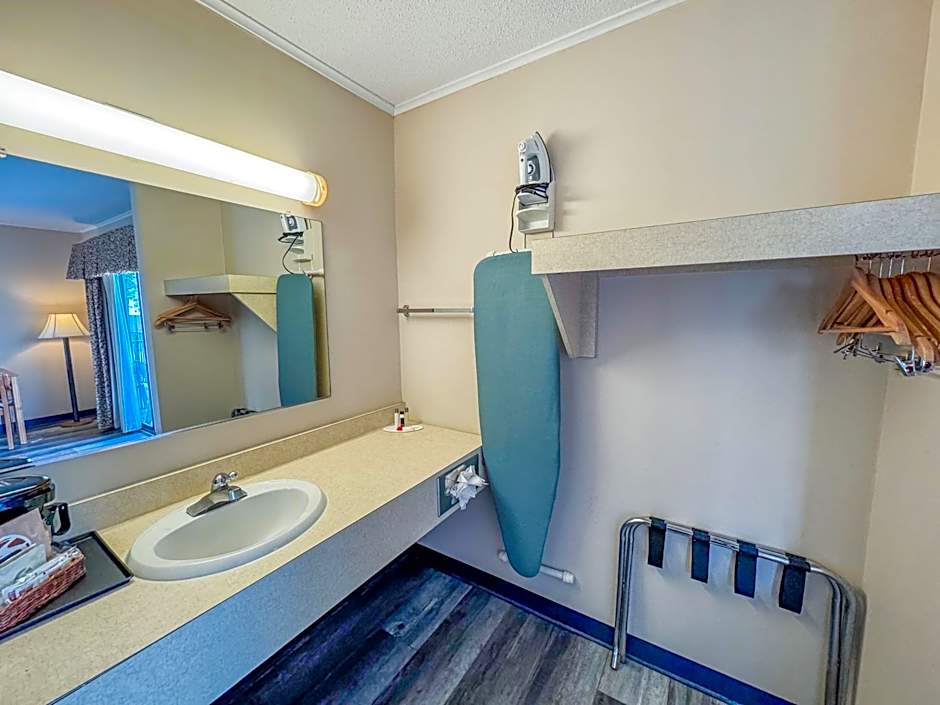 Days Inn by Wyndham Mackinaw City - Lakeview