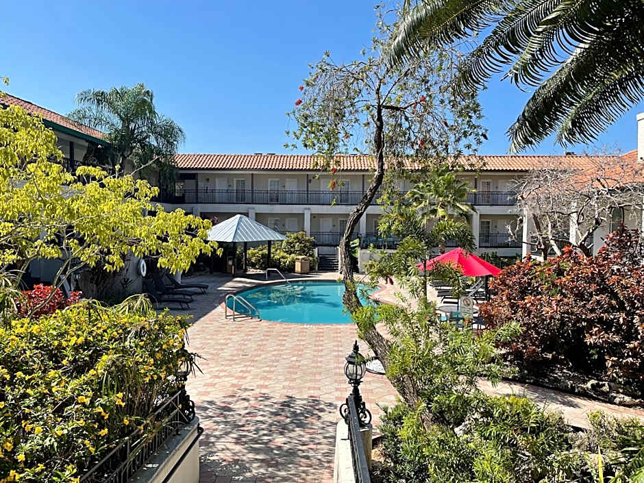 Red Roof PLUS+ & Suites Tampa