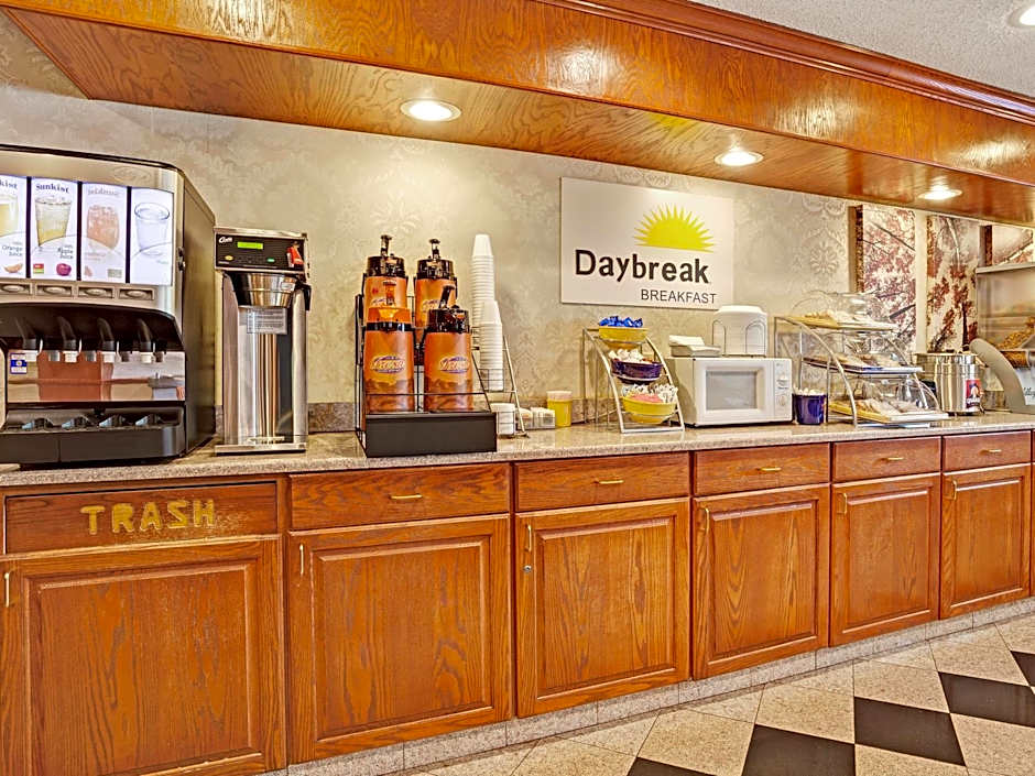 Days Inn & Suites by Wyndham Monroe