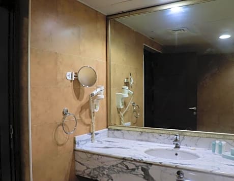 Bohemian Suite King Bedroom Living Room Non-Smoking